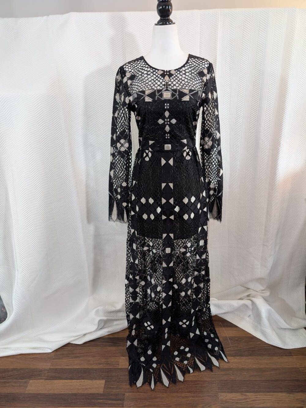 BCBGMAXAZRIA Taliah Black Geometric Lace Evening Gown Long Sleeve Sheer Size 0